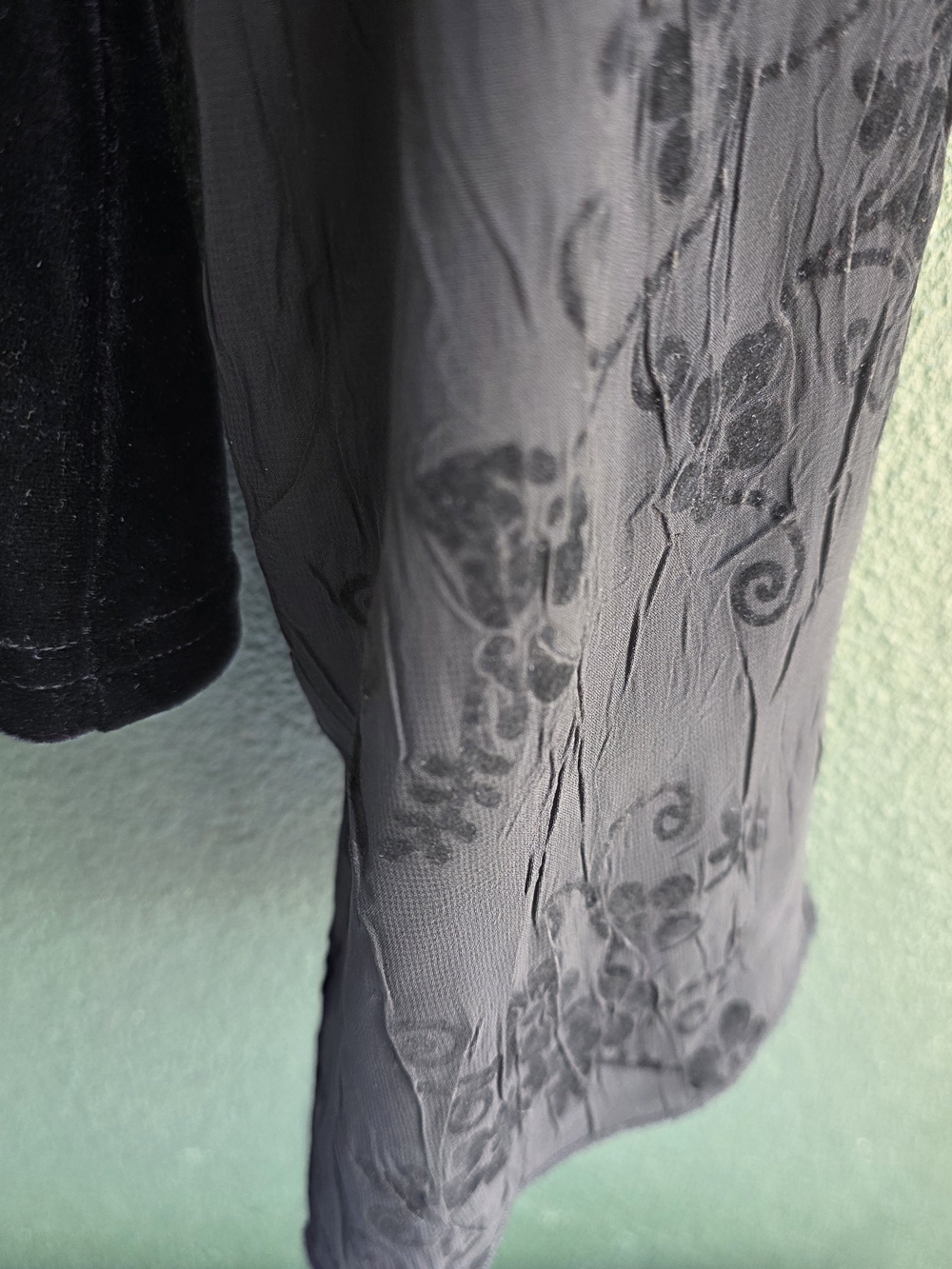 Pierre Cardin Black Velvet Top with Patterned Sheer Sleeves Sz L/14 - Picture 4 of 11